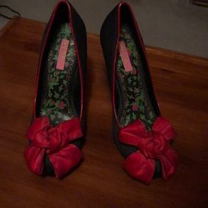 BETSEY JOHNSON heels with bow